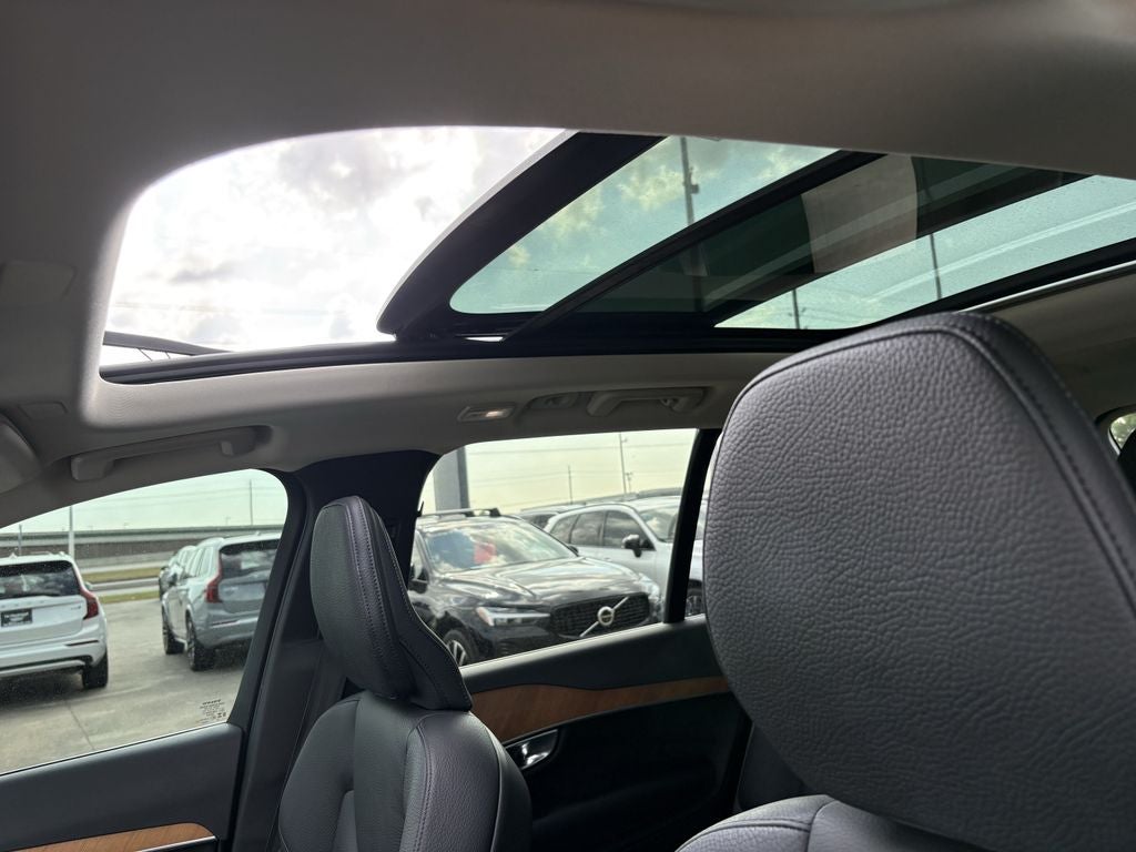 2023 Volvo XC90 B5 Plus
