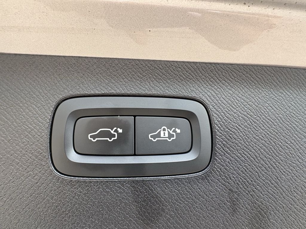2023 Volvo XC90 B5 Plus