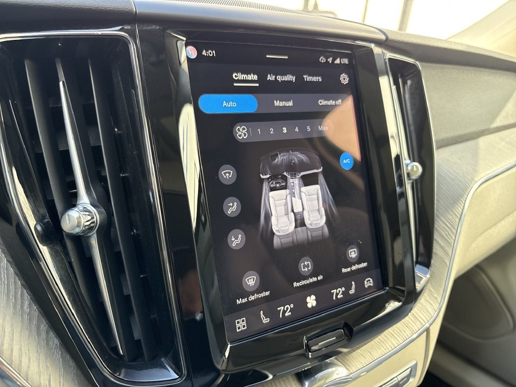 2024 Volvo XC60 B5 Plus Dark Theme