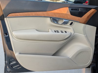 2022 Volvo XC90 T6 Momentum