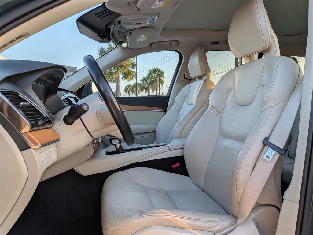 2022 Volvo XC90 T6 Momentum