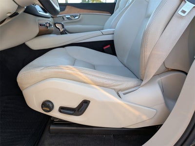2022 Volvo XC90 T6 Momentum