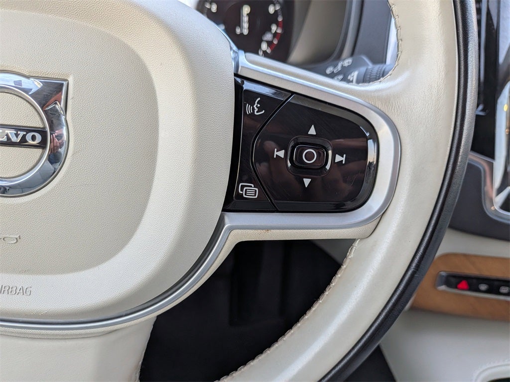 2022 Volvo XC90 T6 Momentum