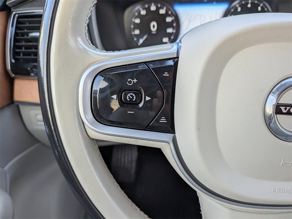 2022 Volvo XC90 T6 Momentum