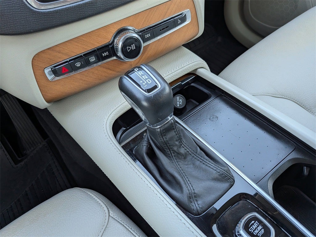 2022 Volvo XC90 T6 Momentum