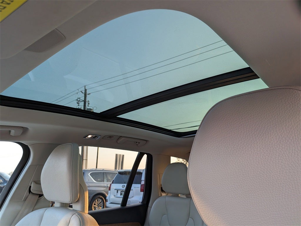 2022 Volvo XC90 T6 Momentum