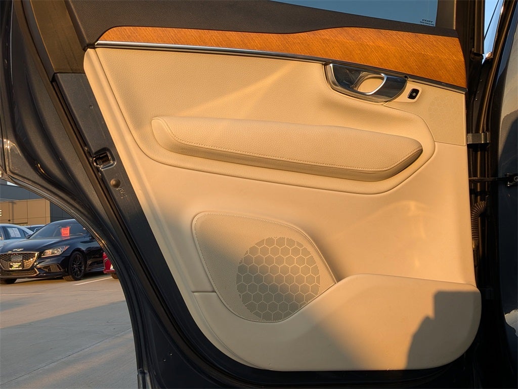 2022 Volvo XC90 T6 Momentum