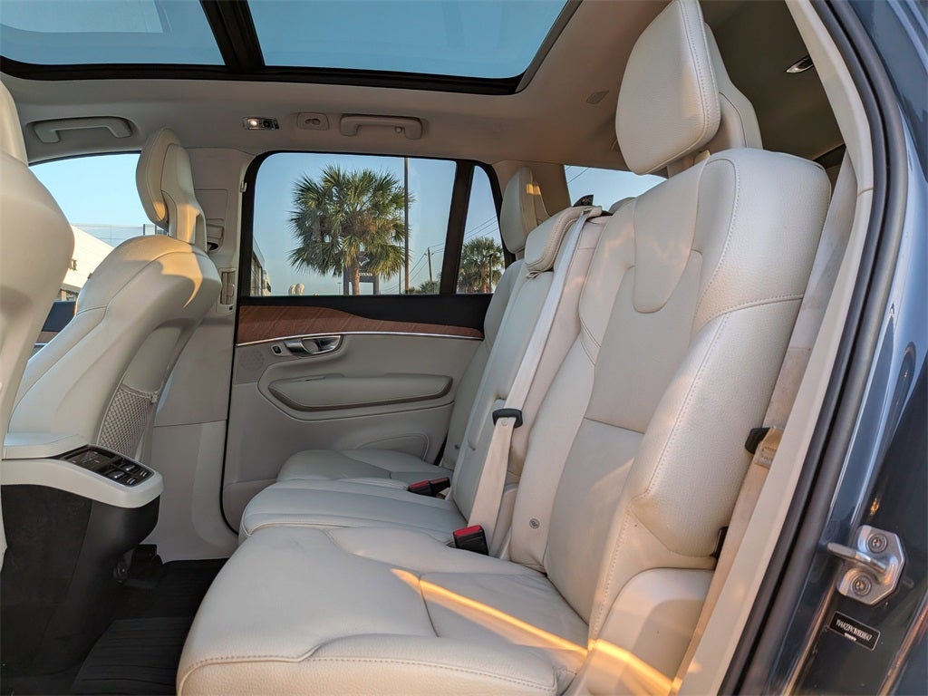 2022 Volvo XC90 T6 Momentum