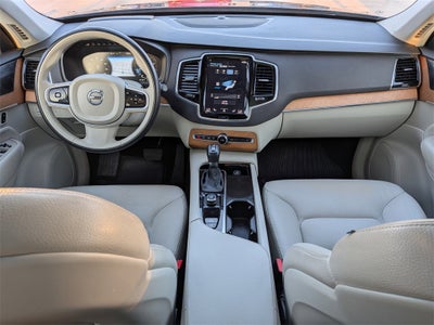 2022 Volvo XC90 T6 Momentum