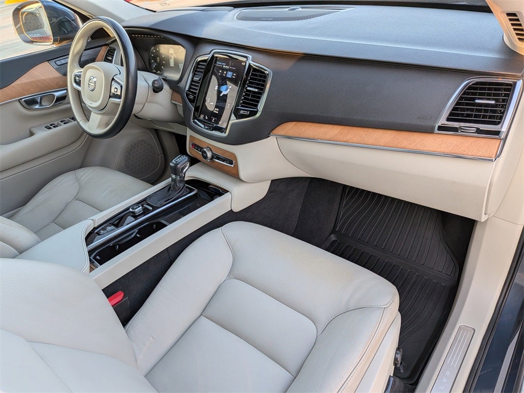 2022 Volvo XC90 T6 Momentum